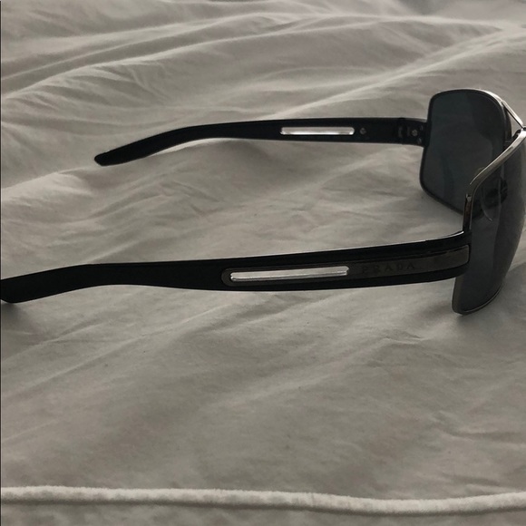 Prada - Picture 2 of 6